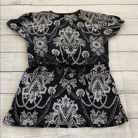 Healing Hands Scrub Top - Picture 3 of 4